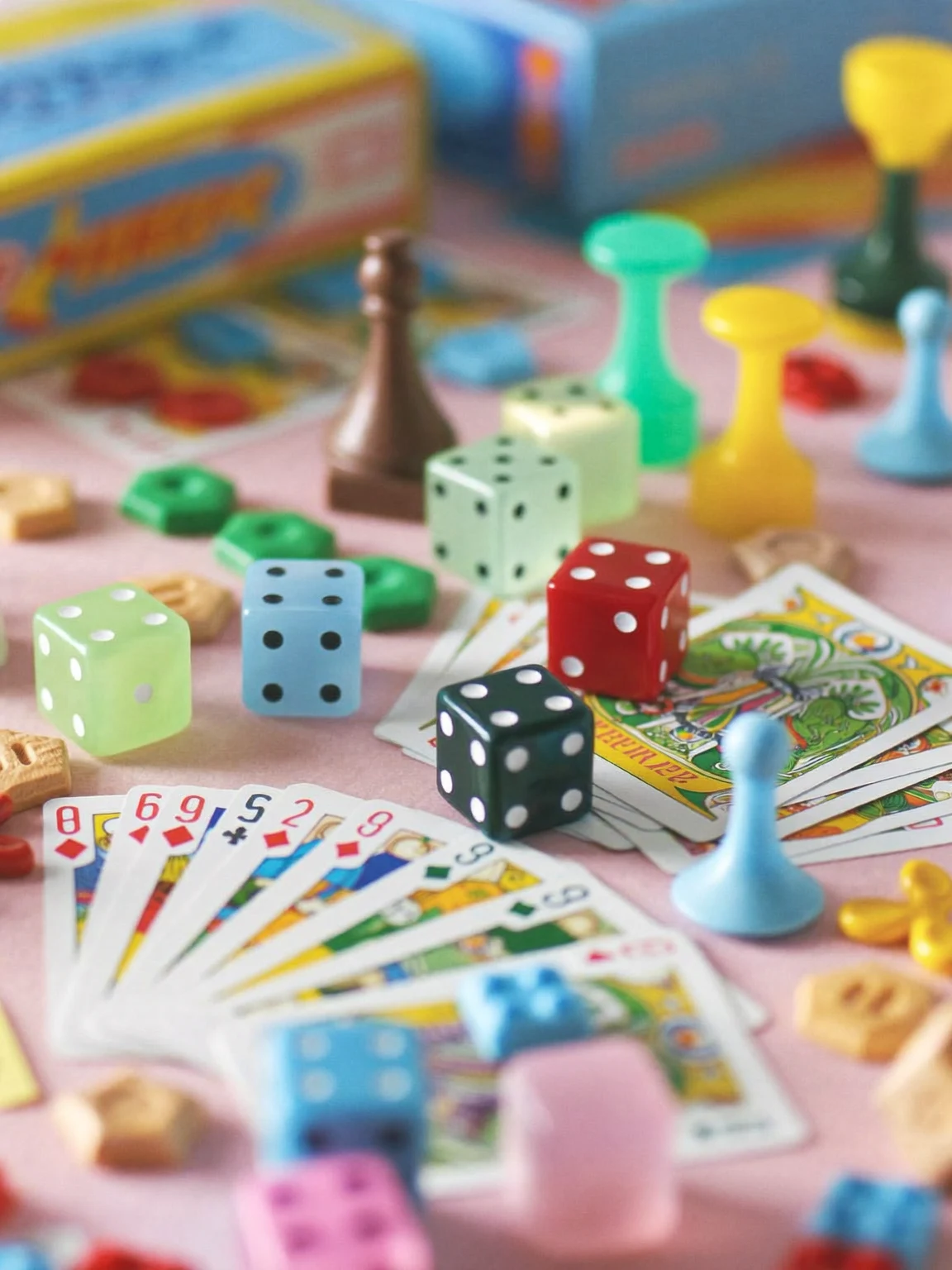 Detailansicht von Spielfiguren und Karten als symbolische Illustration
